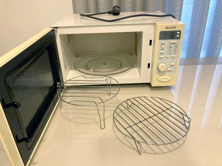 Micro-ondas BECKEN com Grill – 25 L – Digital – Excelente Estado