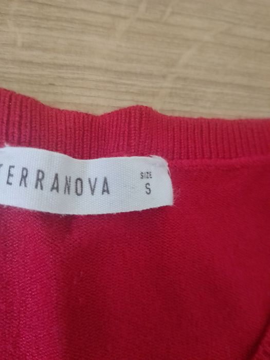 Czerwony sweter w dekolt serek