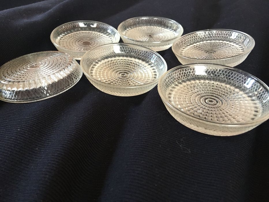 Szklane spodki, podstawki , świeczniki, kratka, PRL , 6 szt