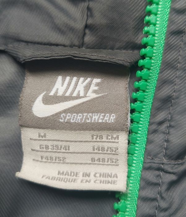 Вітровка фірми Nike Sportswear Windrunner оригінал 

Розмір по бірці: