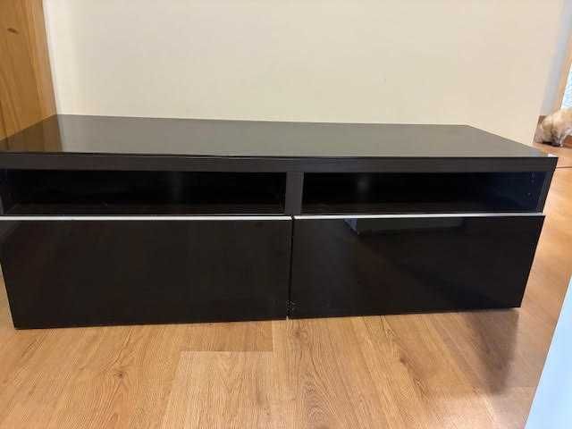 Móvel para televisão preto brilhante, com vidro no topo