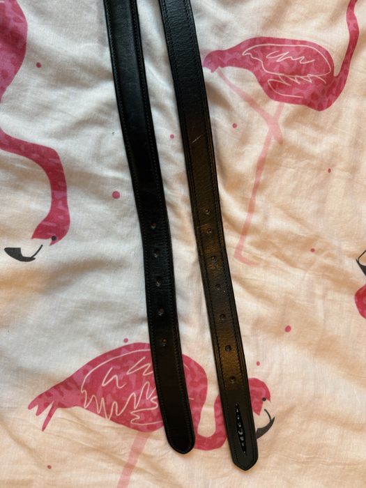 dwa skorzane paski horze