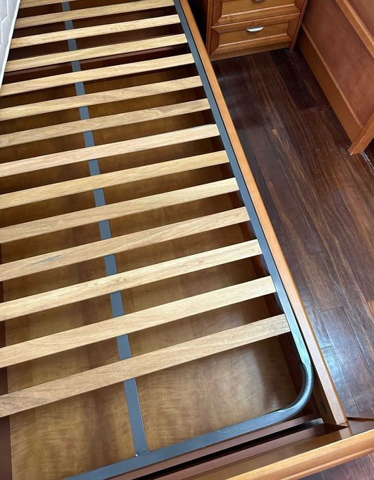 Cama de Solteiro em Madeira em Ótimo Estado