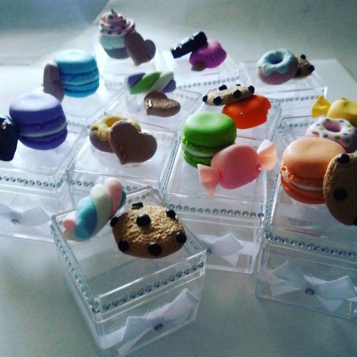 Topos de bolo e artigos para festas em biscuit