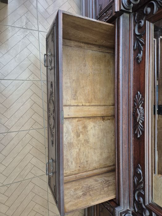 Roupeiro antigo estilo romântico