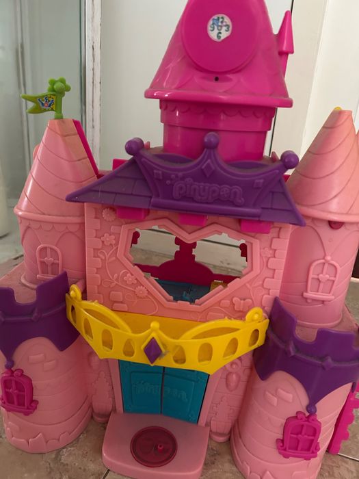 Castelo rosa e multicolorido princesas pin y pon