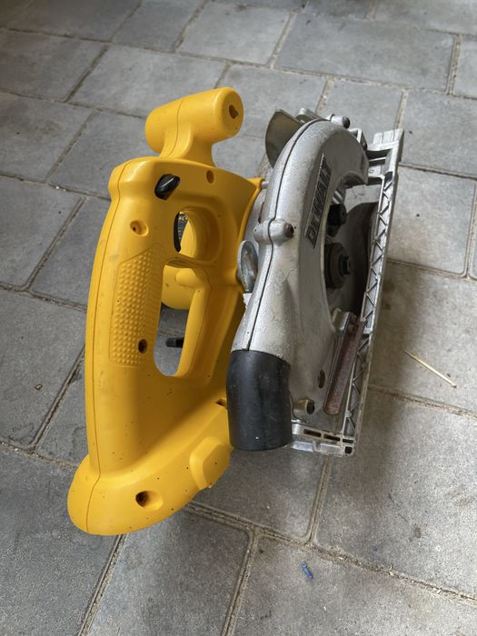 Акумуляторна циркулярна пила DeWALT DC390 (18V, 165 мм)
