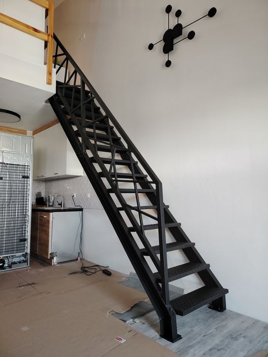 Schody metalowe industrialne schody z blachy barierka