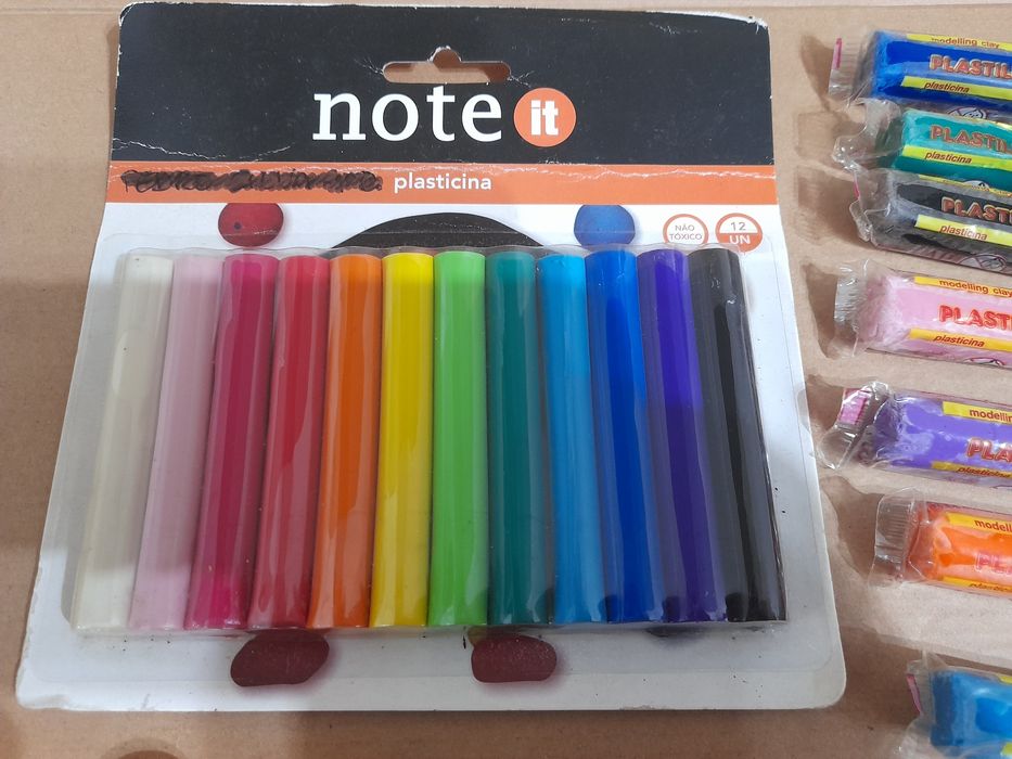 Conjunto de barras de plasticina e moldes