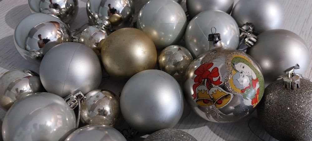 Bombki choinkowe srebrne różne wielkości Świata Bożego Narodzenia
