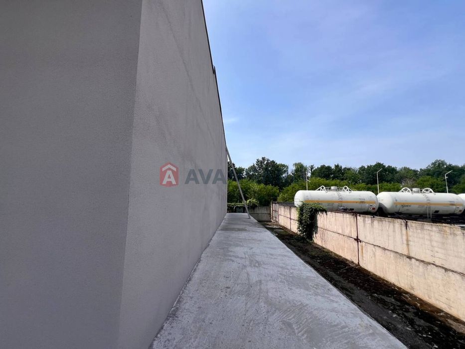 Продається виробничо-складська будівля з залізничною колією!