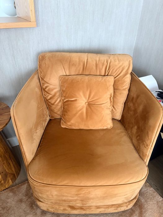 Cadeirões em camurça .