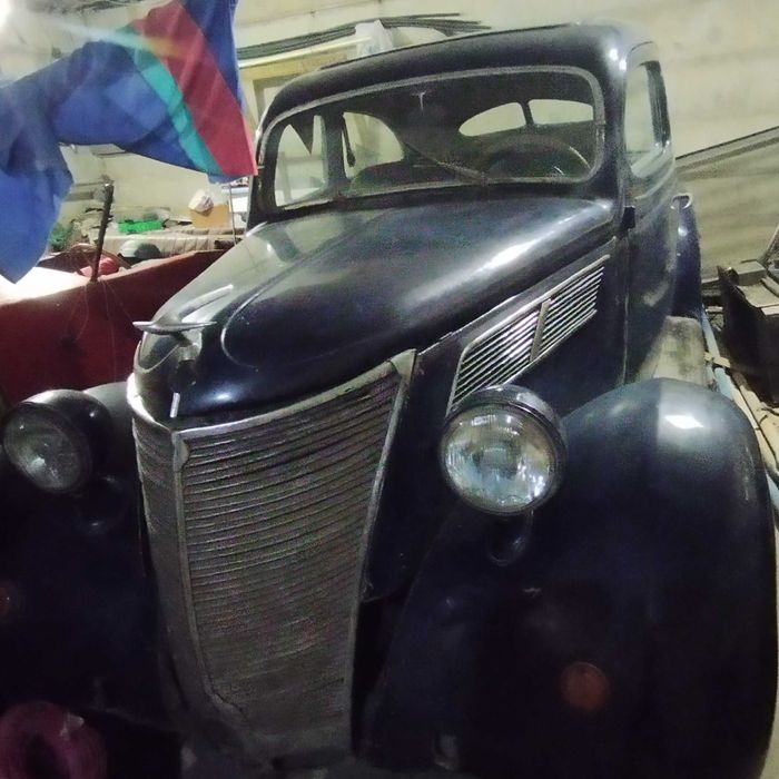 Ретро автомобііль Ford V8 DELUXE