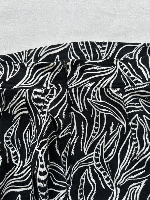 Чорні шорти з білим принтом sinsay S