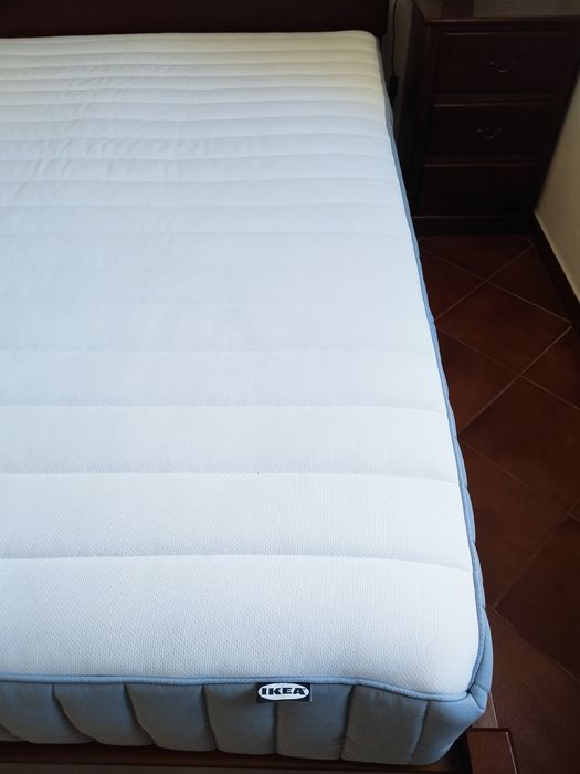 Cama de madeira com 2 mesas cabeceira e colchão novo