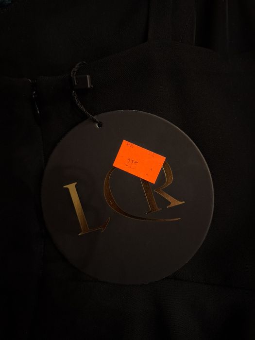 Czarna sukienka wiczorowa z rozcięciem na nogę, Rozmiar M