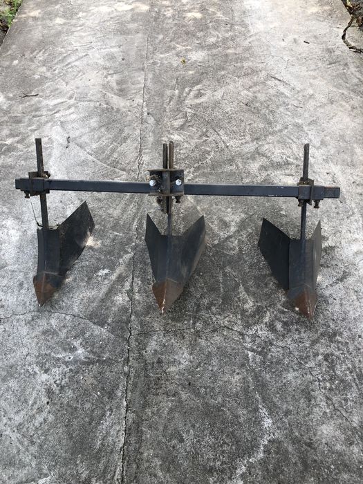 Плуг на китайський трактор