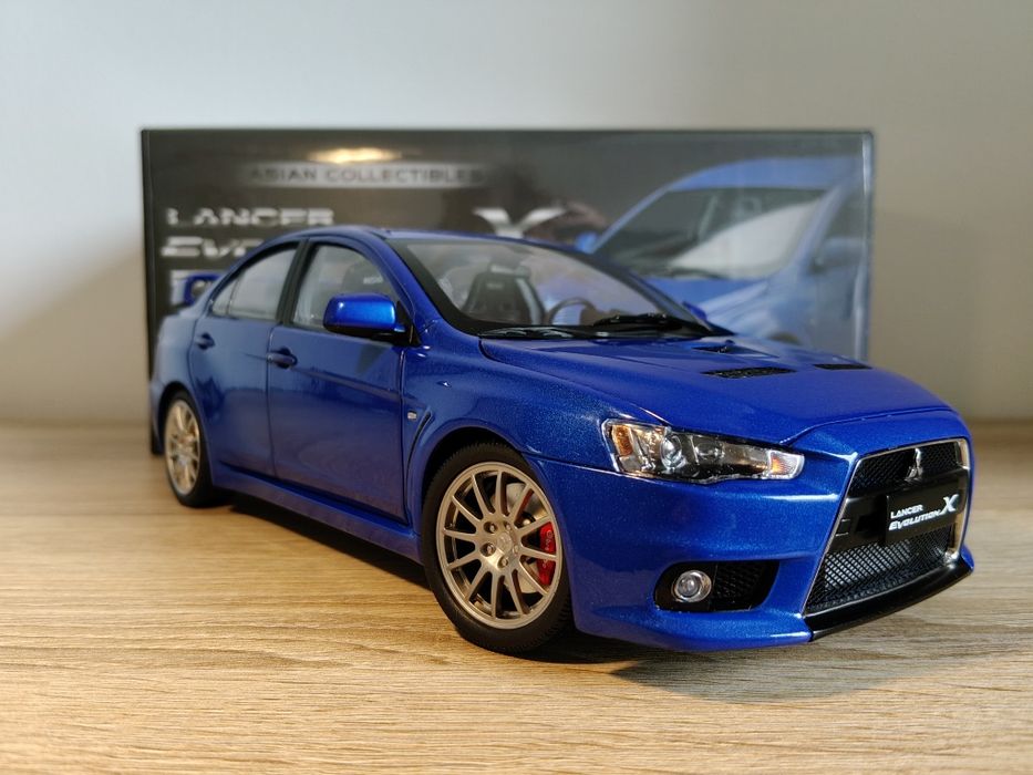 Mitsubishi Lancer Evo model w skali 1:18 VIAT/otwierane elementy