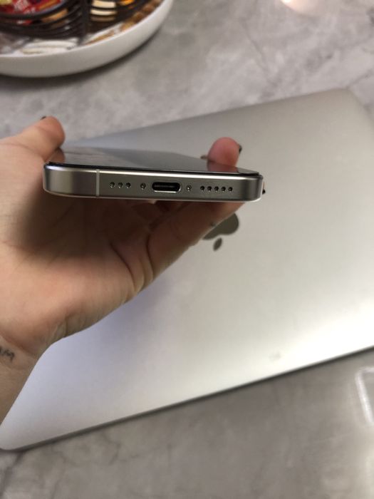 Айфон 15 про білий