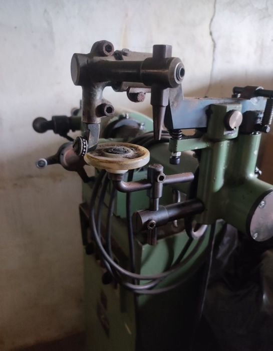 Máquina para a indústria do calçado