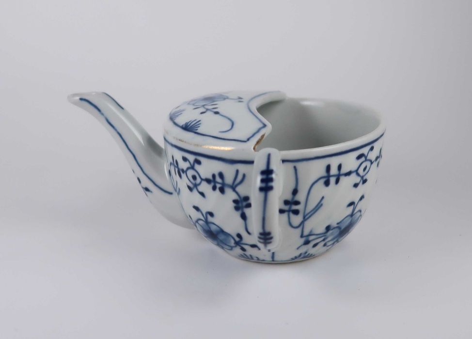 Antigo bule de acamados em porcelana (Ref. 2)