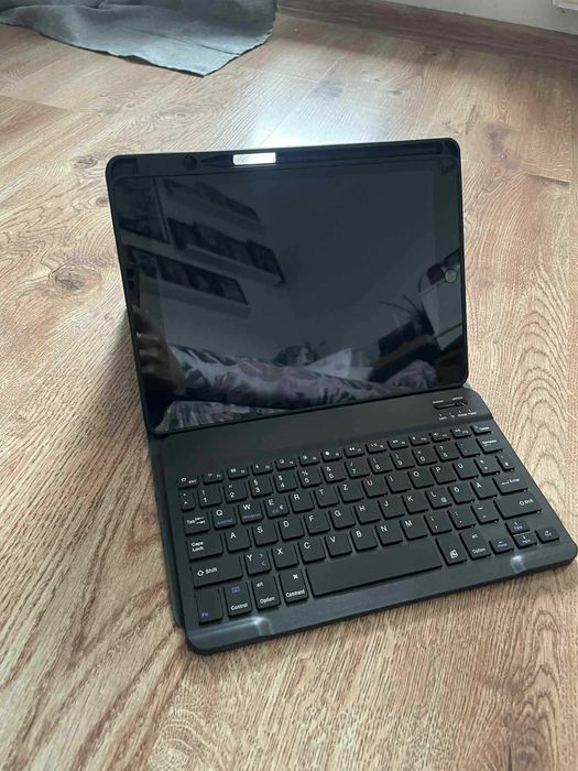 iPAD 9 generacja 10,2 srebny 256GB + etui i klawiatura
