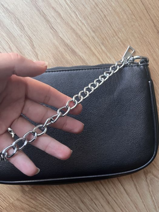 Чорна сумка маленька на ремінці