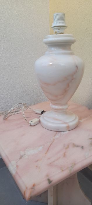 Vende-se mesa de marmore, com ou sem candeeiro