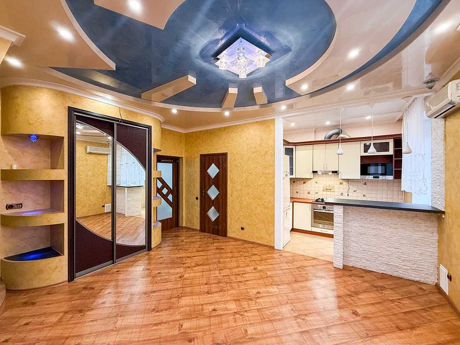 Продається простра квартира з ремонтом в центрі міста