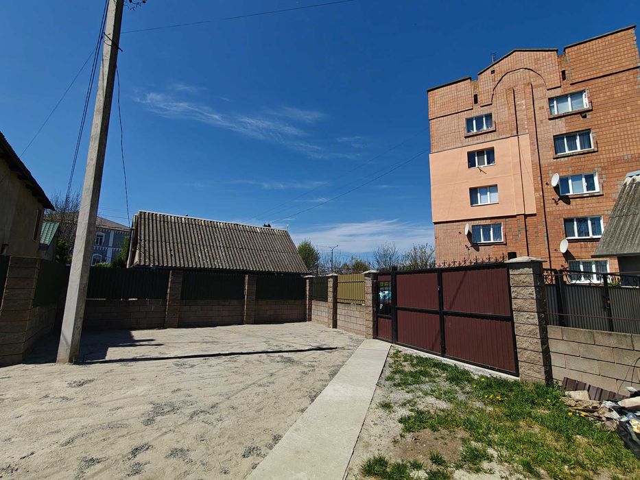 Компактний новозбудований котедж "під ключ" з приватизованою ділянкою в районі Базарчик-Садова