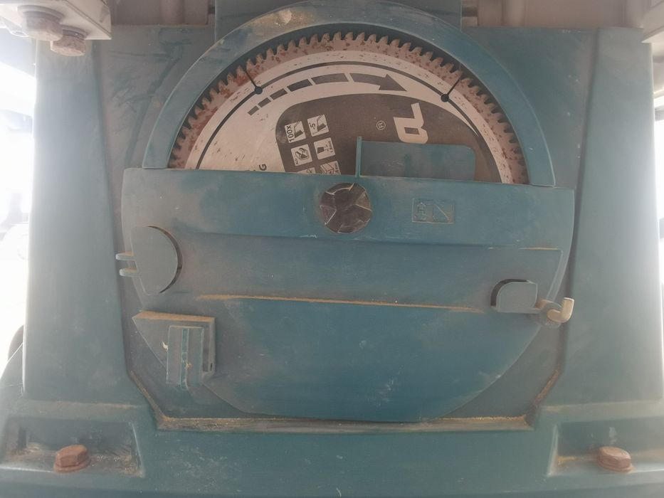 Serra de mesa Makita MLT 100
