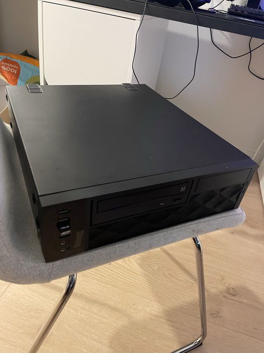 4 computadores / 4 ecrãs / 4 conjunto teclado/rato
