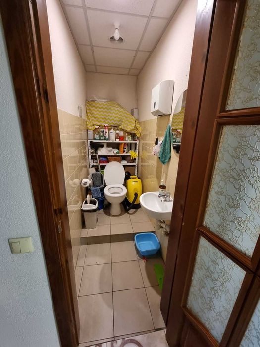 Комерційне приміщення в сучасному багатоповерховому будинку