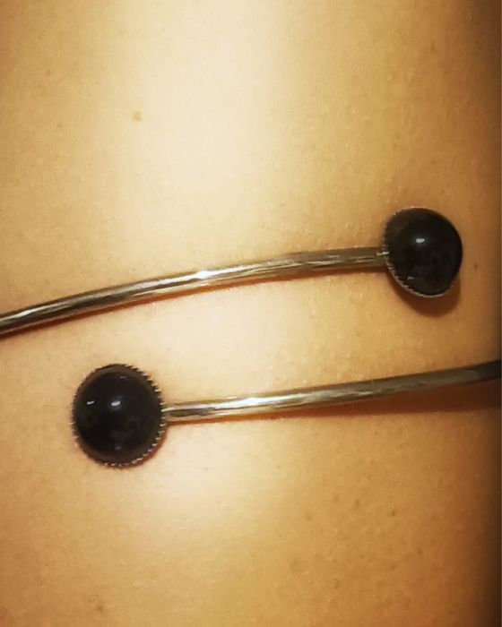 Pulseira de braço prateada como nova