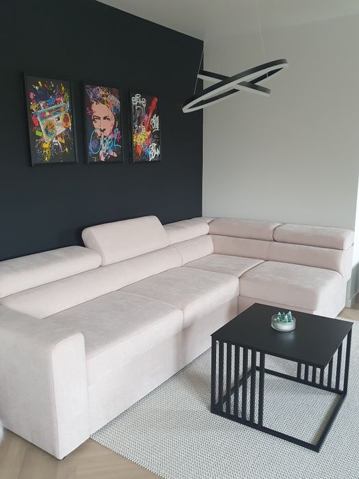 Nowy duży narożnik beżowy z funkcją spania pojemnik