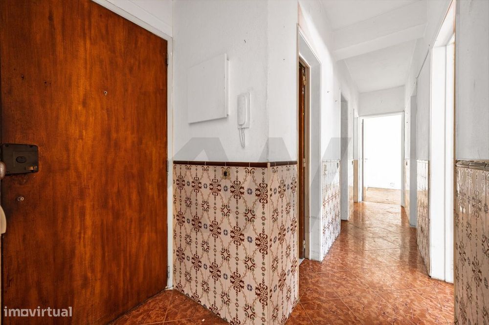 T2 Em Miratejo | Corroios | 1.º Andar | Potencial Para Remodelação Tot