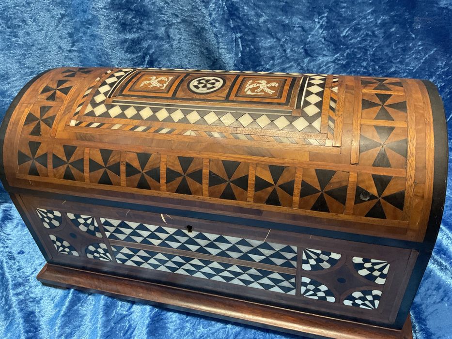 Bau antigo trabalhado