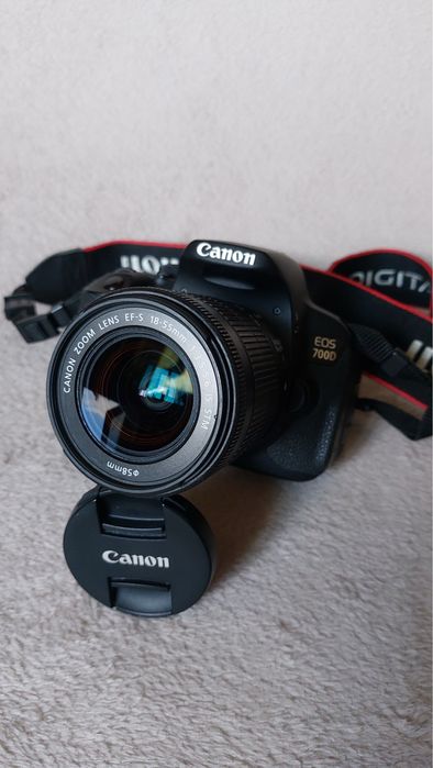 Цифровая зеркальна камера Canon 700D +сумка в подарунок