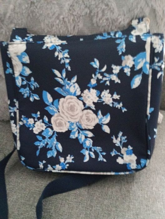 Ładna torebka granatowa w kwiaty niebiesko-białe