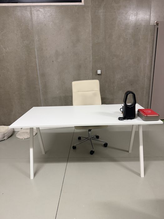 Conjunto escritório; sofa + 2 secretárias + cadeira