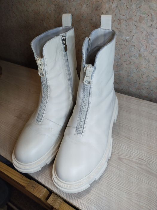 стильні черевики жіночі шкіряні lifepert молочного кольору white boots