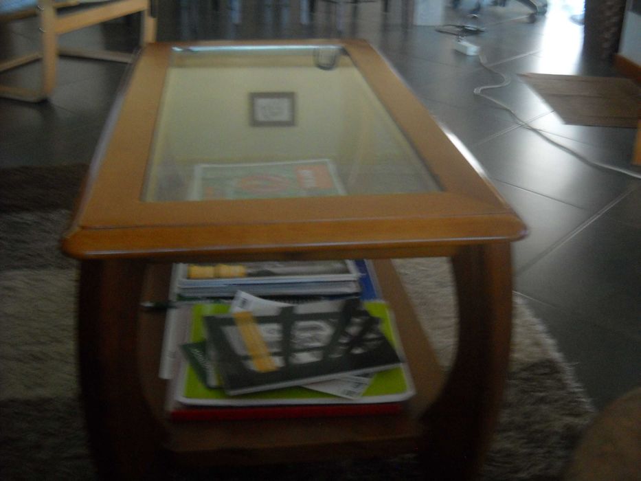 Mesa de centro em pinho mel com vidro