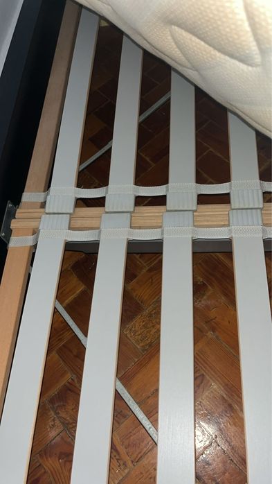 Cama IKEA MALM 160x200 + estrado de ripas + colchão.