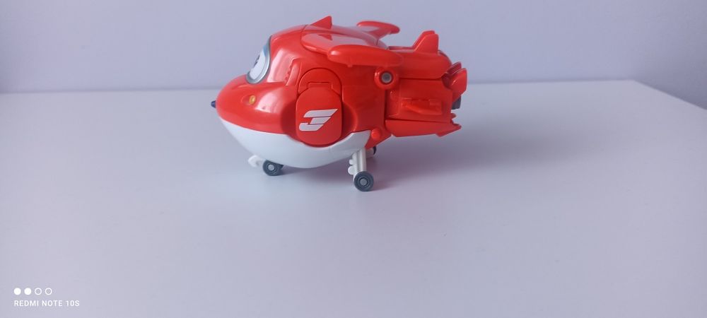 Transformująca się figurka Super Wings Dżetek(Jett).