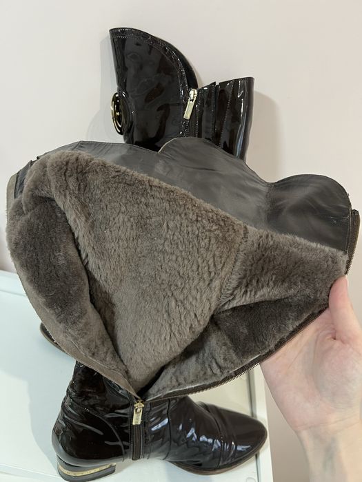 Лаковые зимние сапоги шоколадного цвета