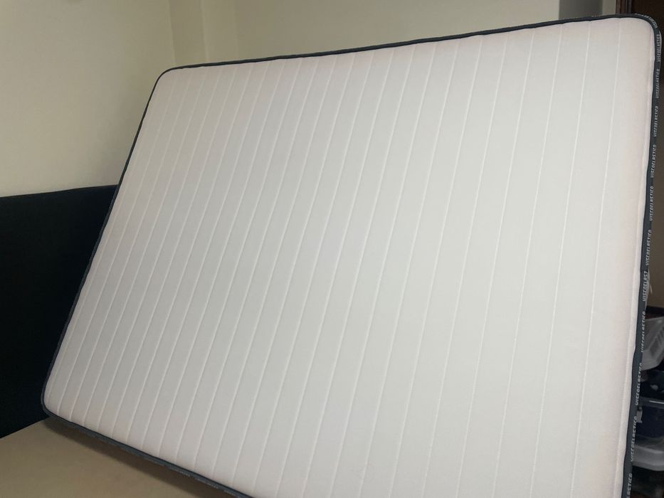 Cama de casal com arrumo