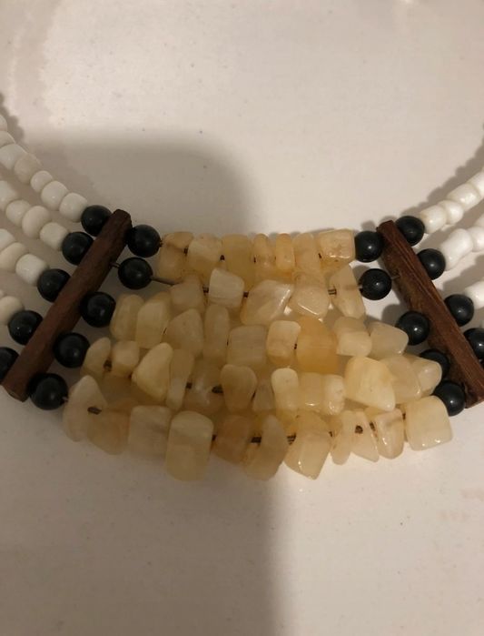 Colar étnico com missangas e pedras naturais (quartzo)