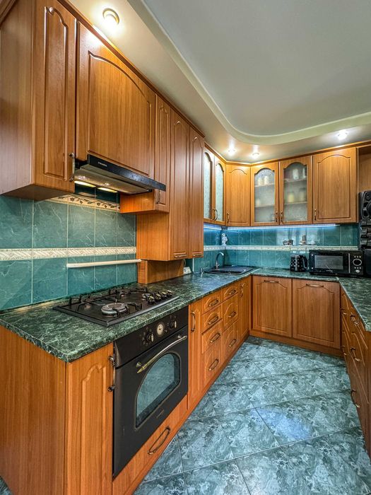 Продається двоповерховий будинок на ділянці 10 соток