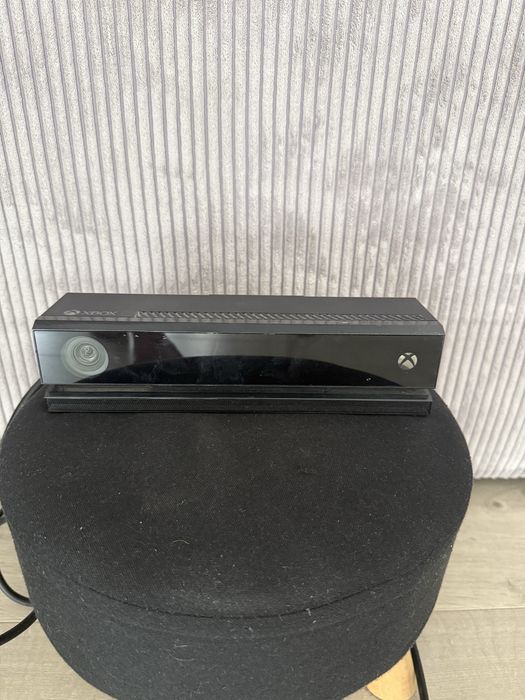 Xbox One + Kinect + 2 pady + 10 gier