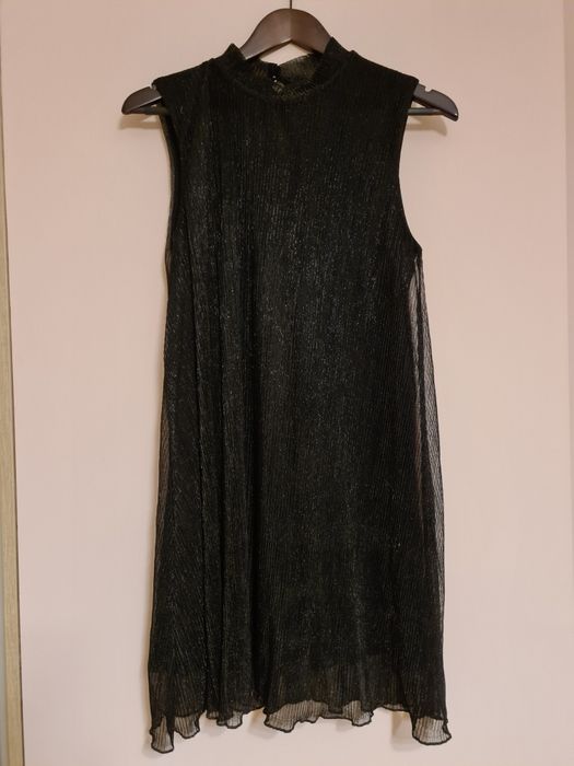 Czarna sukienka z błyszczącą nitką Sinsay XS